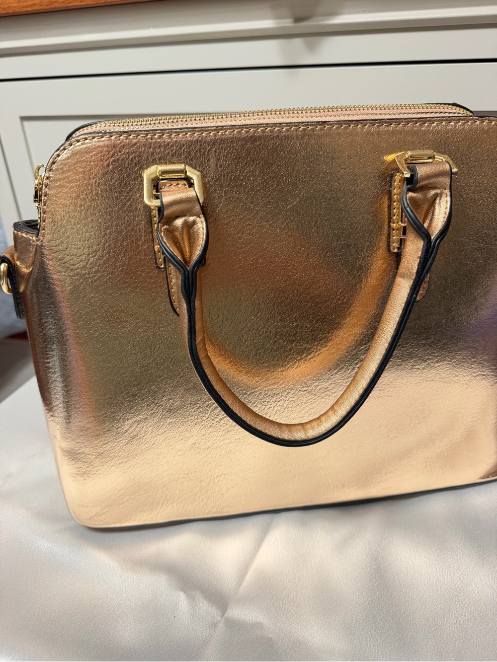 ✨ Gorgeous Metallic Gold Satchel Purse ✨ - Picture 3 of 16